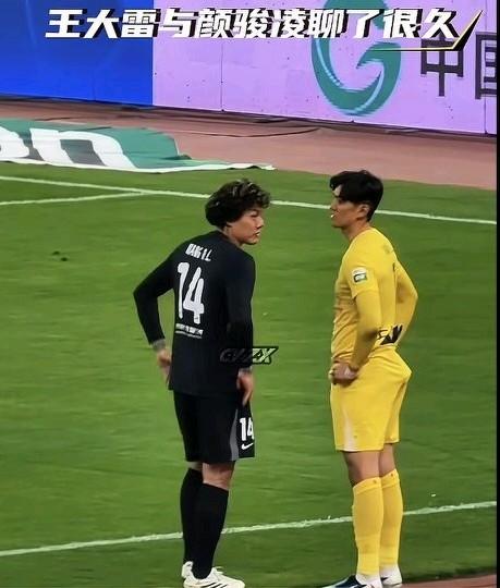 颜：雷哥，克雷桑那球真不怪我。
雷：那小子蒙的，别往心里去。
颜：看着线都堵死了