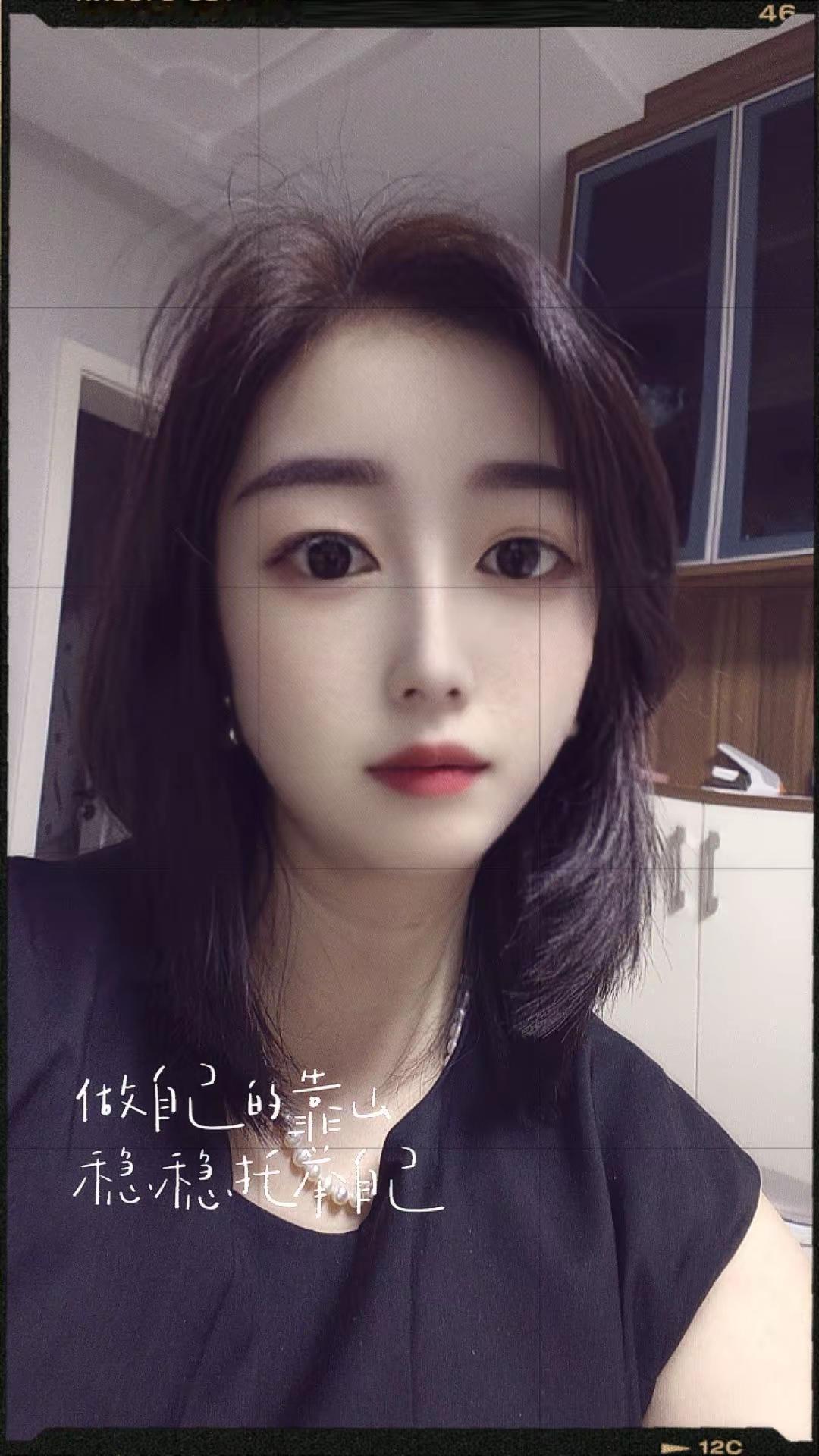 一个人坐了好久，想了好多事，低下头眼泪掉下来了，真真切切体会到生活的无力感，就好