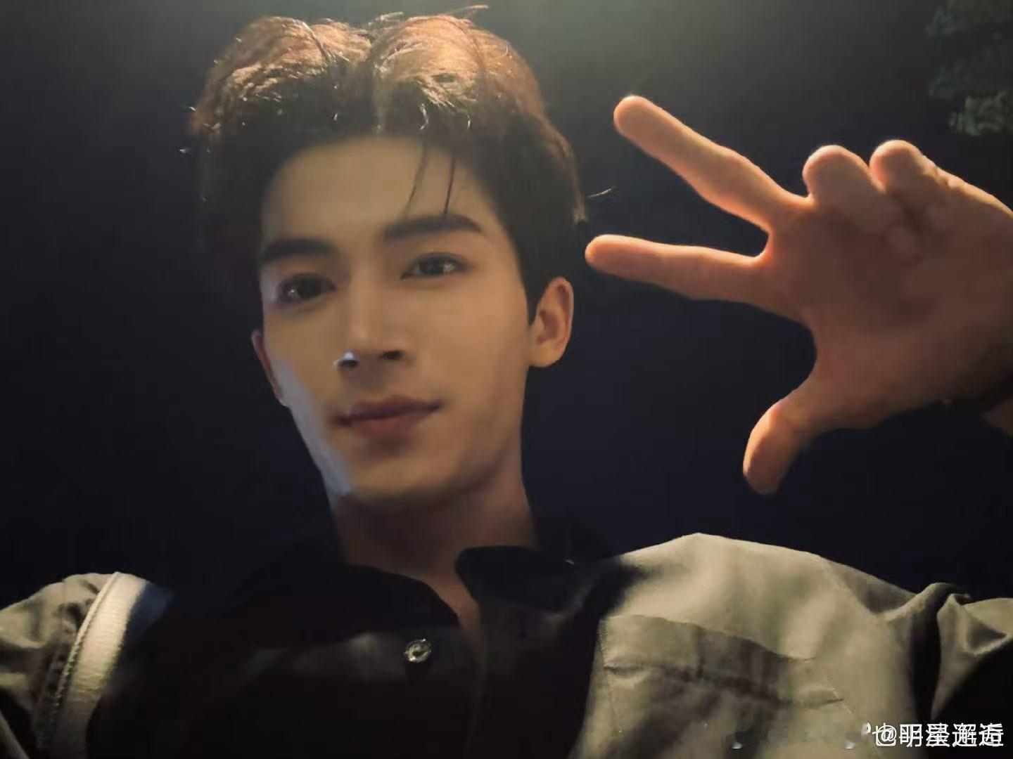 王星越新剧一款很能活的男主 萧北冥与其他剧中的男主不同，他的目标简单却充满艰难：