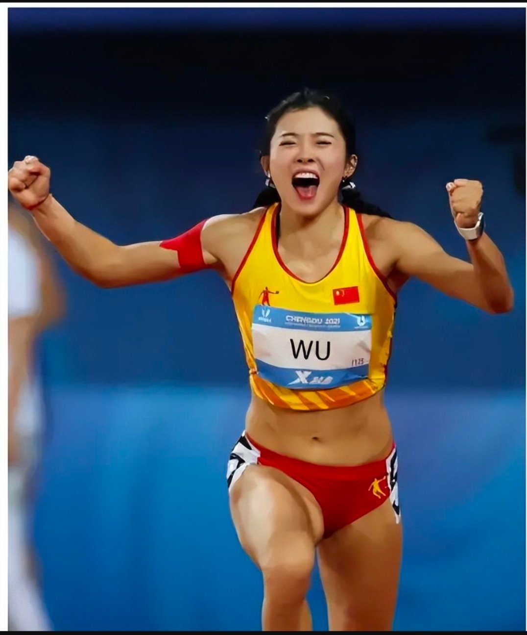 吴艳妮12秒99夺冠这个女孩子，个性鲜明张扬，充满了勃勃的生命力，让人不由自主的