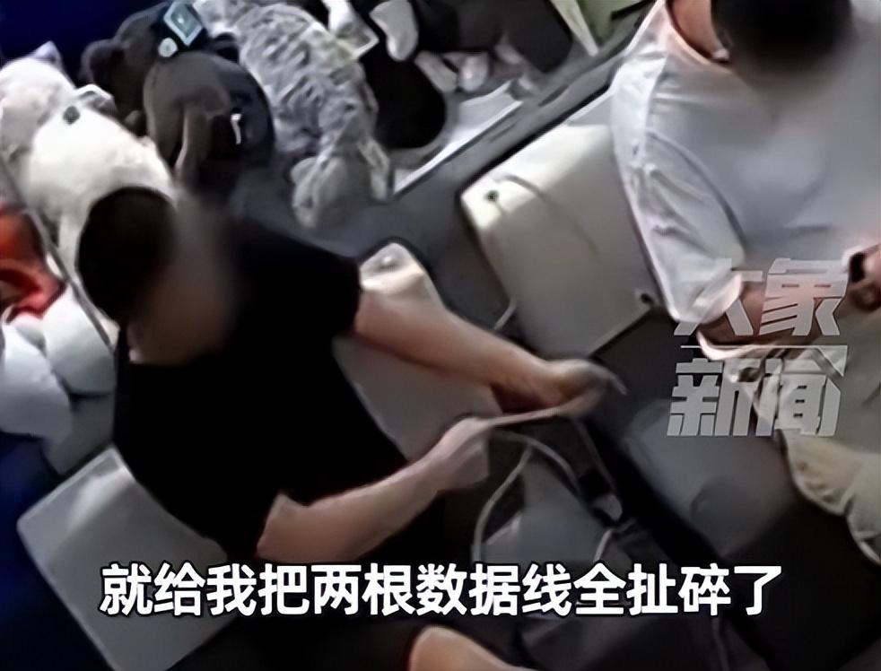 免费充电的善意，被肖业鹏拽成了断成两截的充电线 —— 烟台万达手机店的监控，拍得