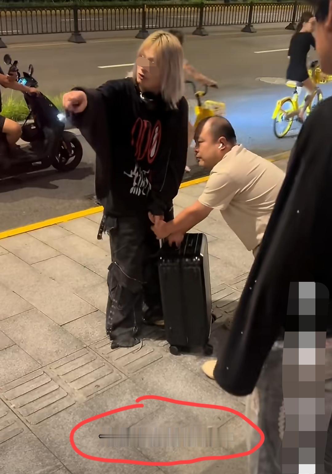 小伙打车将行李箱遗落在网约车上，主动联系司机协商，双方敲定100元酬劳，请司机专
