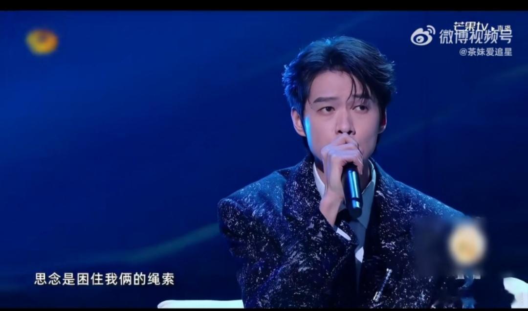 魏大勋嗓音音色好绝 亮片西装上落着细碎的舞台光，他坐在灯光边缘慢慢开嗓，几句歌词