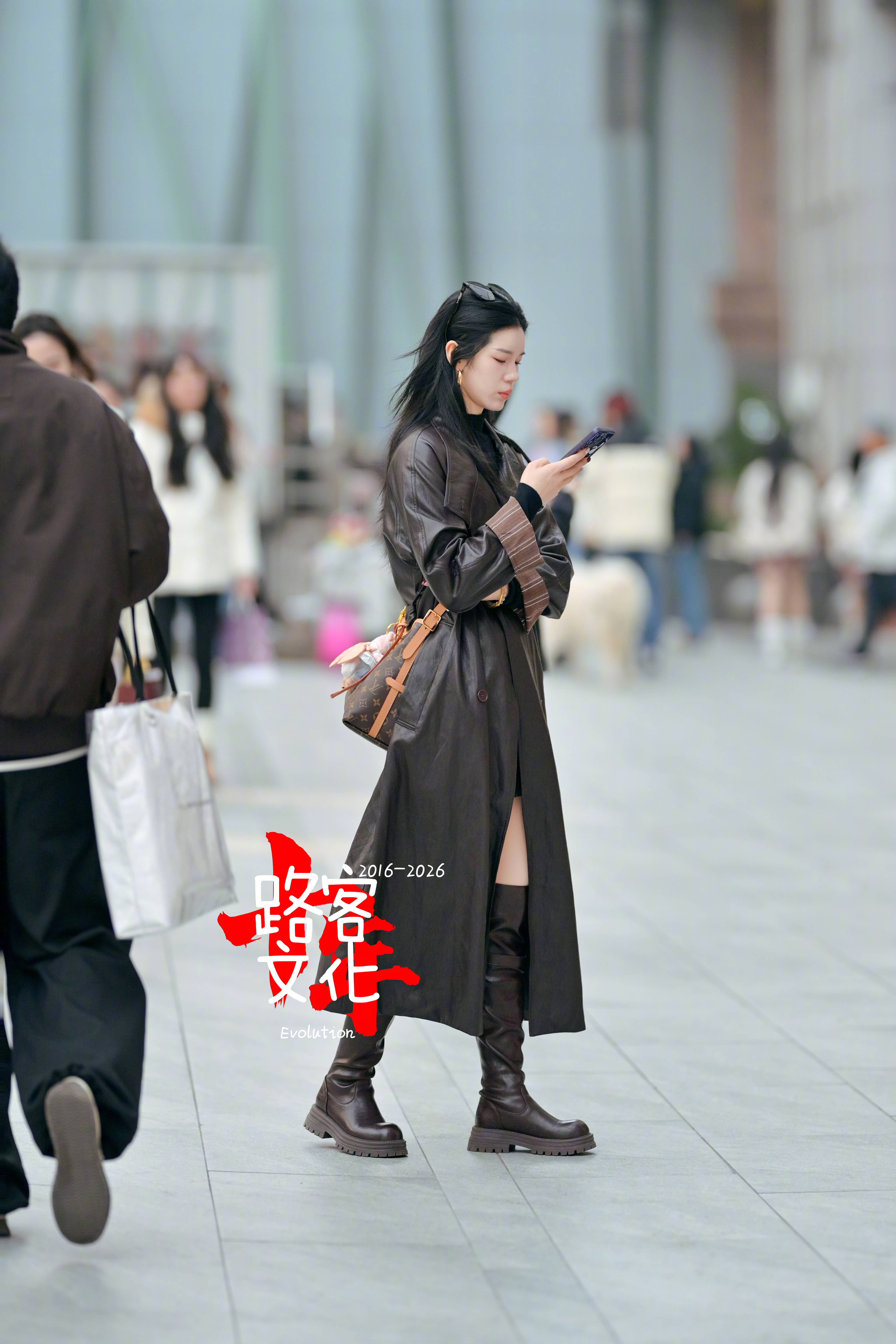 小姐姐很酷哦！这种皮衣皮靴的质感不错 