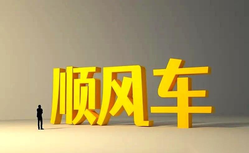 高速服务区的风那是真凉。
一个背着帆布包、手里捏着几只皱皮橘子的姑娘，在冷风里哭