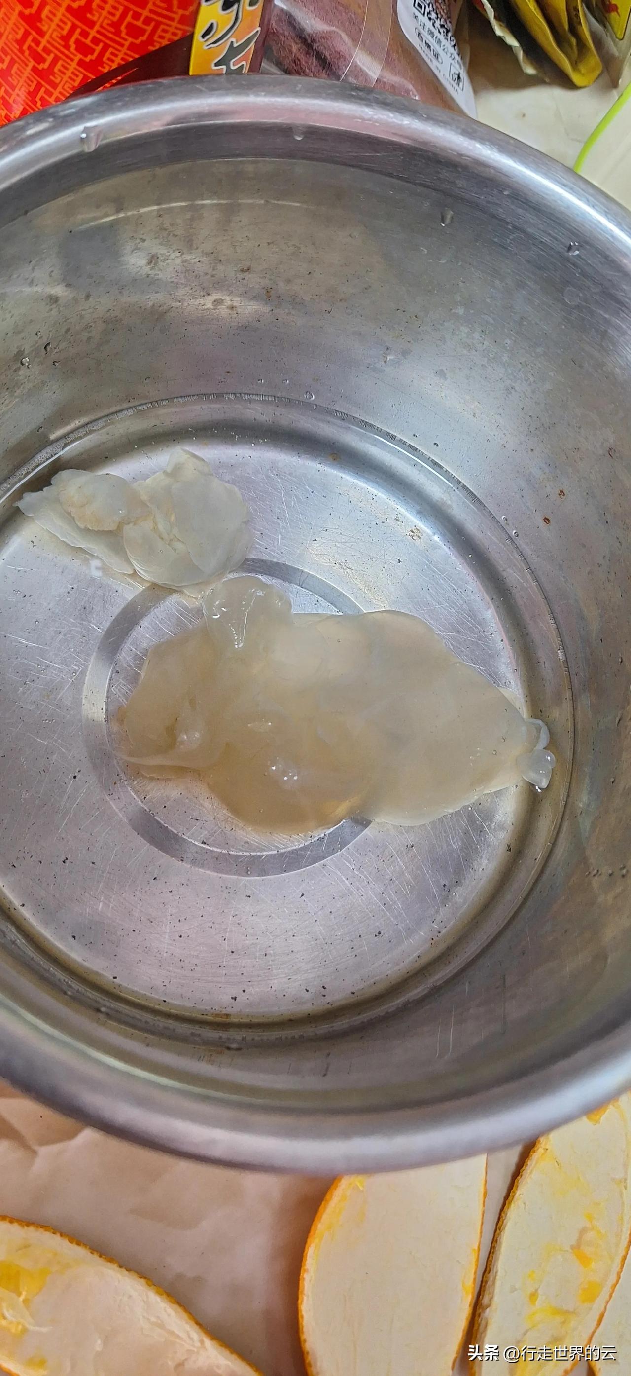 吃饭啦，香酥手抓饼，凉拌蛰皮。
​最近经常吃这种蛰皮，热量低口感好，确属减肥上品