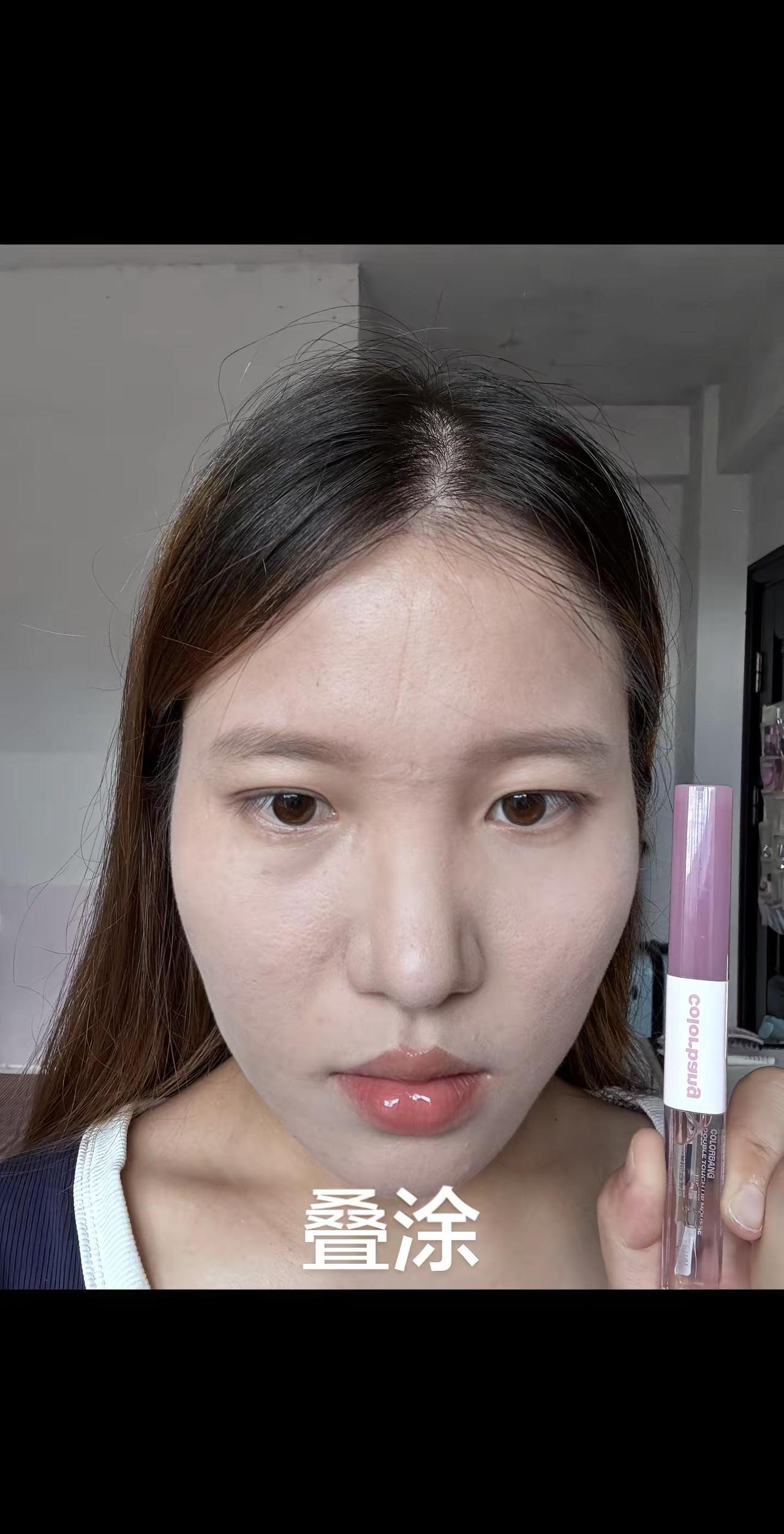 今天试色一支可乐棒双头唇釉的BR55色号。一支暖调肉桂裸调唇釉，棕调占比高，带一