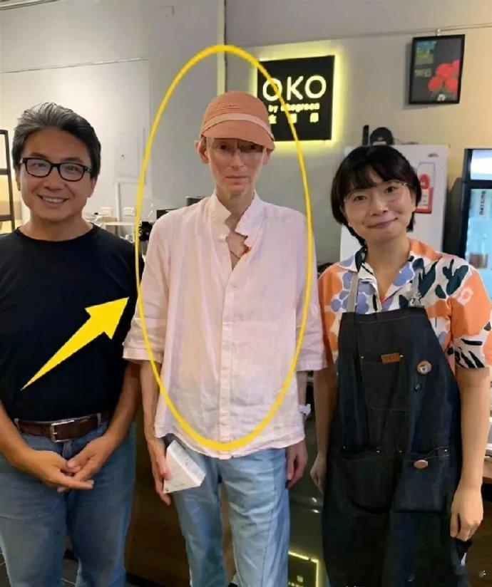 国际巨星低调出没商场，被发现后与路人亲切合影。 