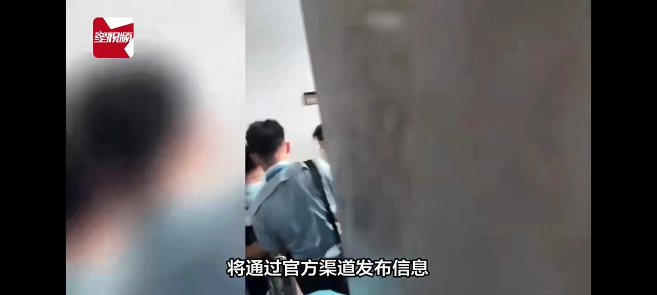 厦门航空一工作人员偷偷潜入女厕所偷拍，被部分空姐当场抓获，当时部分空姐喊到有人偷