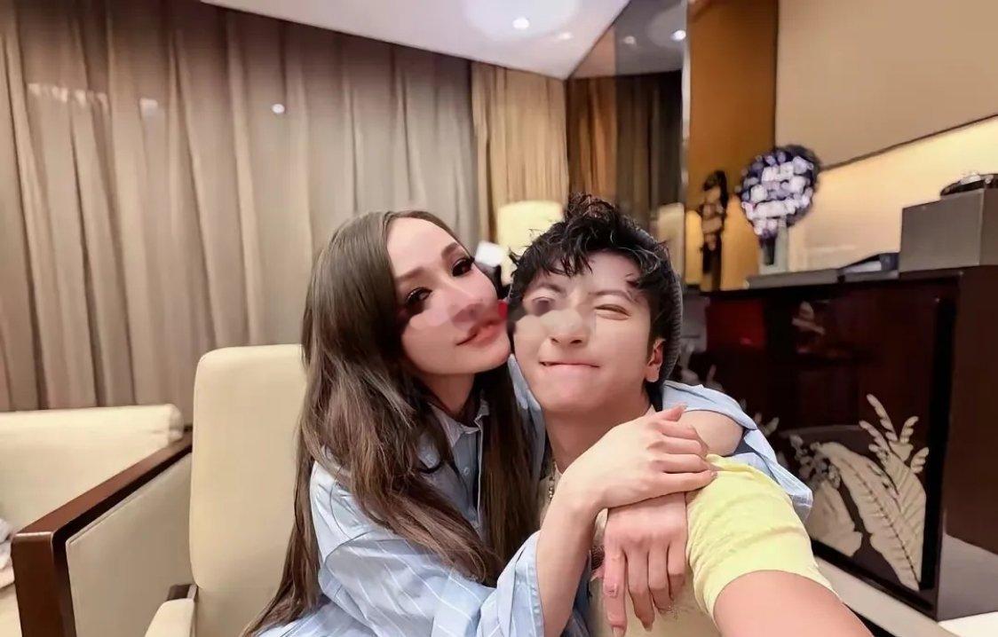 萧亚轩这次的小男友，似乎没有以前的帅…萧亚轩说：“其实没有什么恋爱秘笈，我就是天