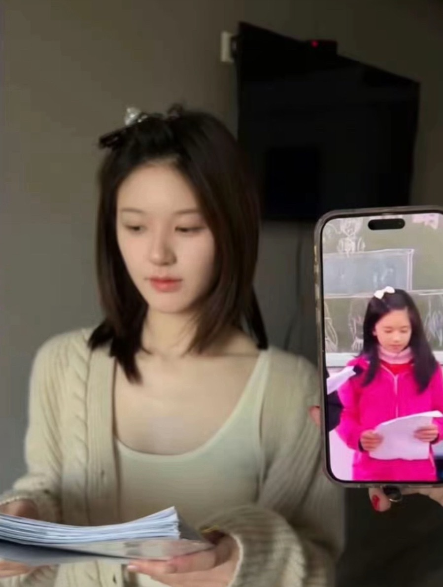 露思从小就是美人胚子，画质这么模糊，在一堆人里还是好扎眼…