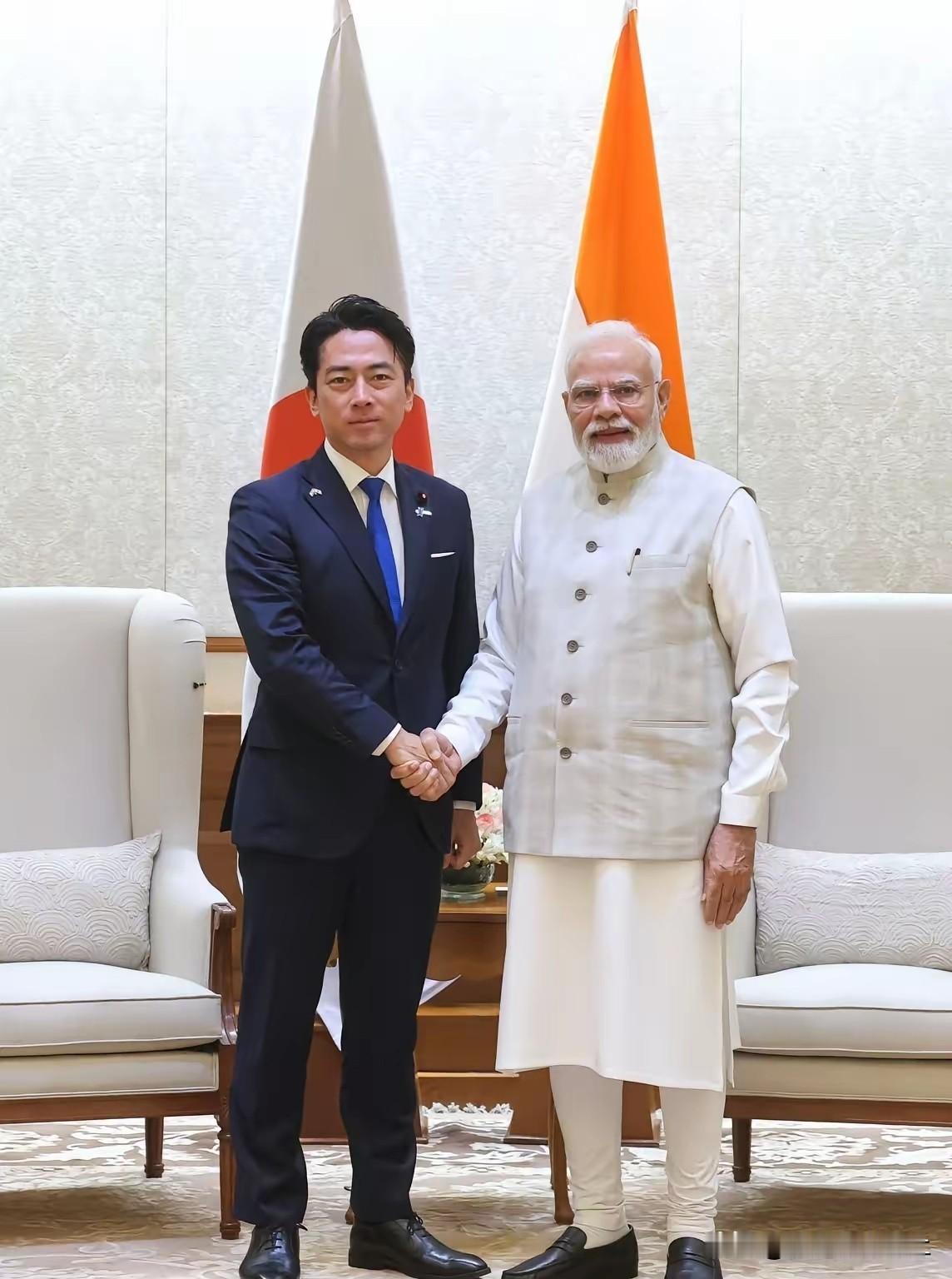 小泉跑到印度，想干嘛？

昨天，日本防相小泉进次郎与印度防长辛格在新德里，代表日