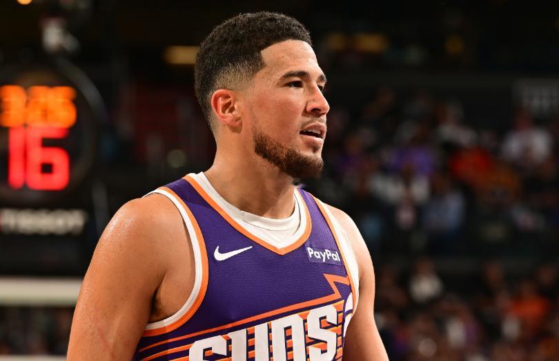 NBA常规赛，太阳108-105击败雷霆。在比赛最后时刻，布克面对卡鲁索三分命中