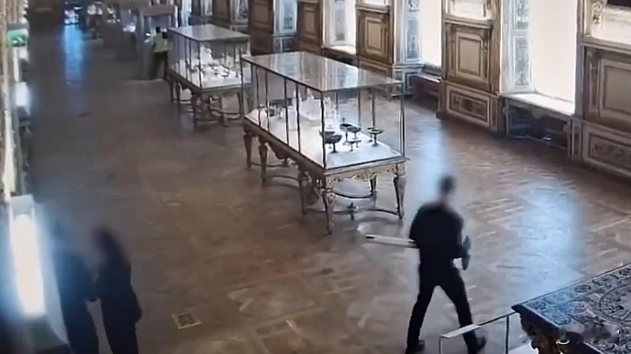 卢浮宫史上首位女馆长德·卡尔正式辞职，马克龙官宣接受辞呈！
     首先要明确