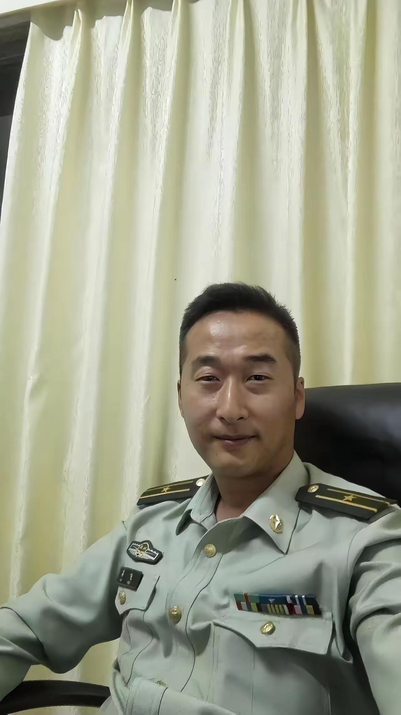 我有个朋友也是这样的军衔，请问是什么级别军衔，多大的领导