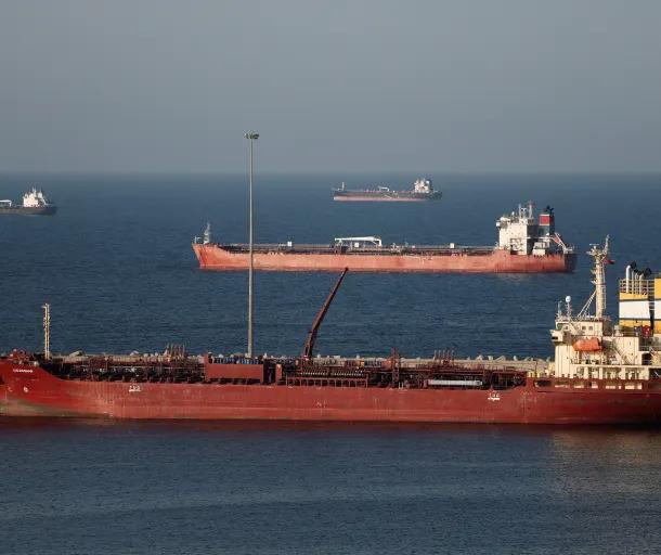 贝森特称美国允许伊朗油轮通过霍尔木兹海峡，伊朗局势或趋于缓和。

美国财政部长斯