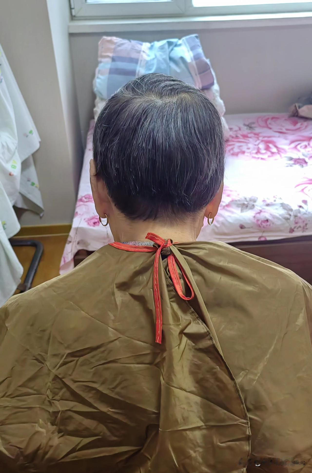 学着给父母理发，发型一般，孝心可嘉！活到老学到老！