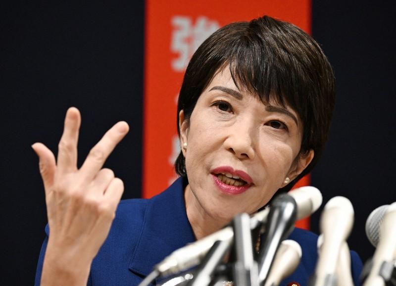 高市早苗这位日本首相，一登场声势汹汹，走的是强势右派风格，结果才几个月，风向说变