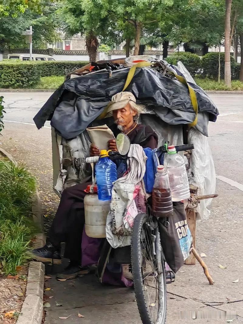 看一个人点了十几个菜，服务员说先生，你的菜上齐了。怎么就一个人。没事吃不完打包，