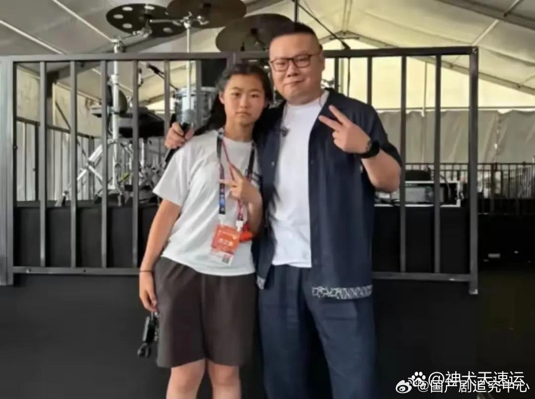 岳云鹏和她闺女简直一模一样 