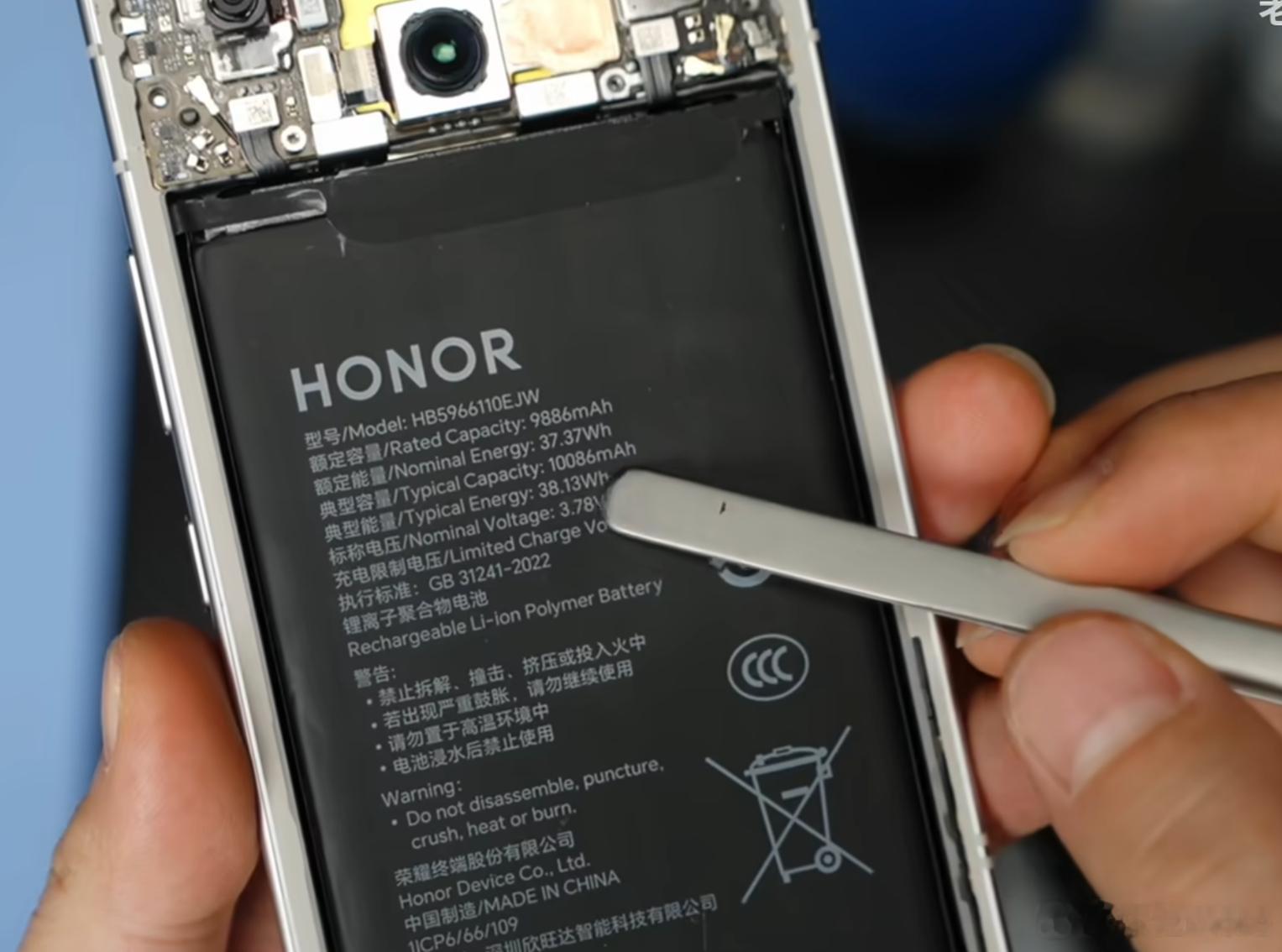 荣耀Power2电池官方还宣传少了，典型容量真是网友玩梗的10086mAh。另外