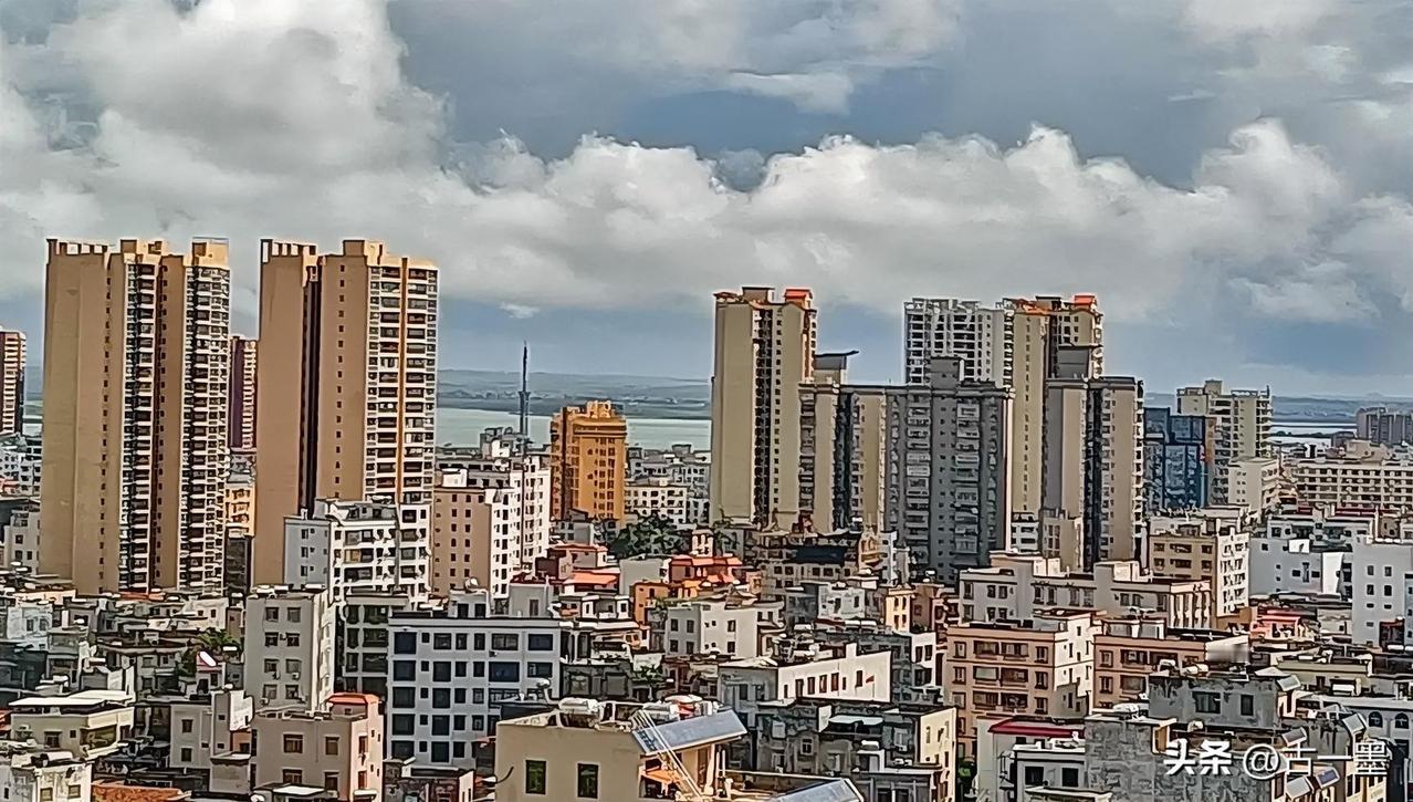 我同事离婚了，现在她前夫还纠缠她，说什么离婚不离家，说明白点，就是想免费陪睡，我