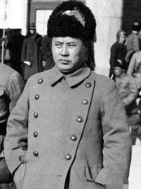 1949年，新中国成立时，周总理宣读国家干部名单，在念到傅作义的名字时，他激动地