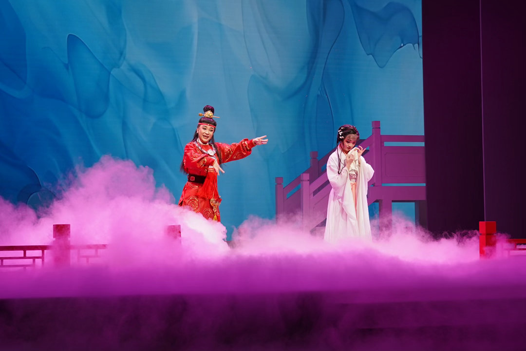 梦回大观园 唱腔起，身段落，经典模样在舞台苏醒。沉睡的集体记忆，被一颦一笑轻轻唤