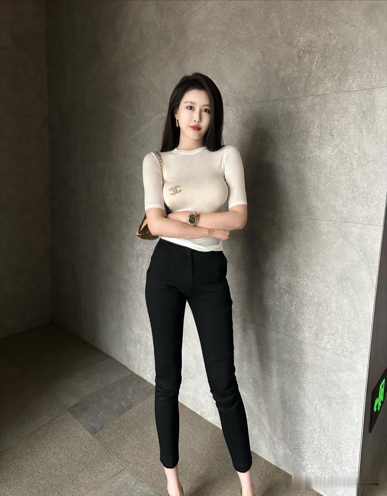 生活中好多人就爱瞎操心，看见人家姑娘32岁还没结婚，就在背后说三道四，总觉得是她