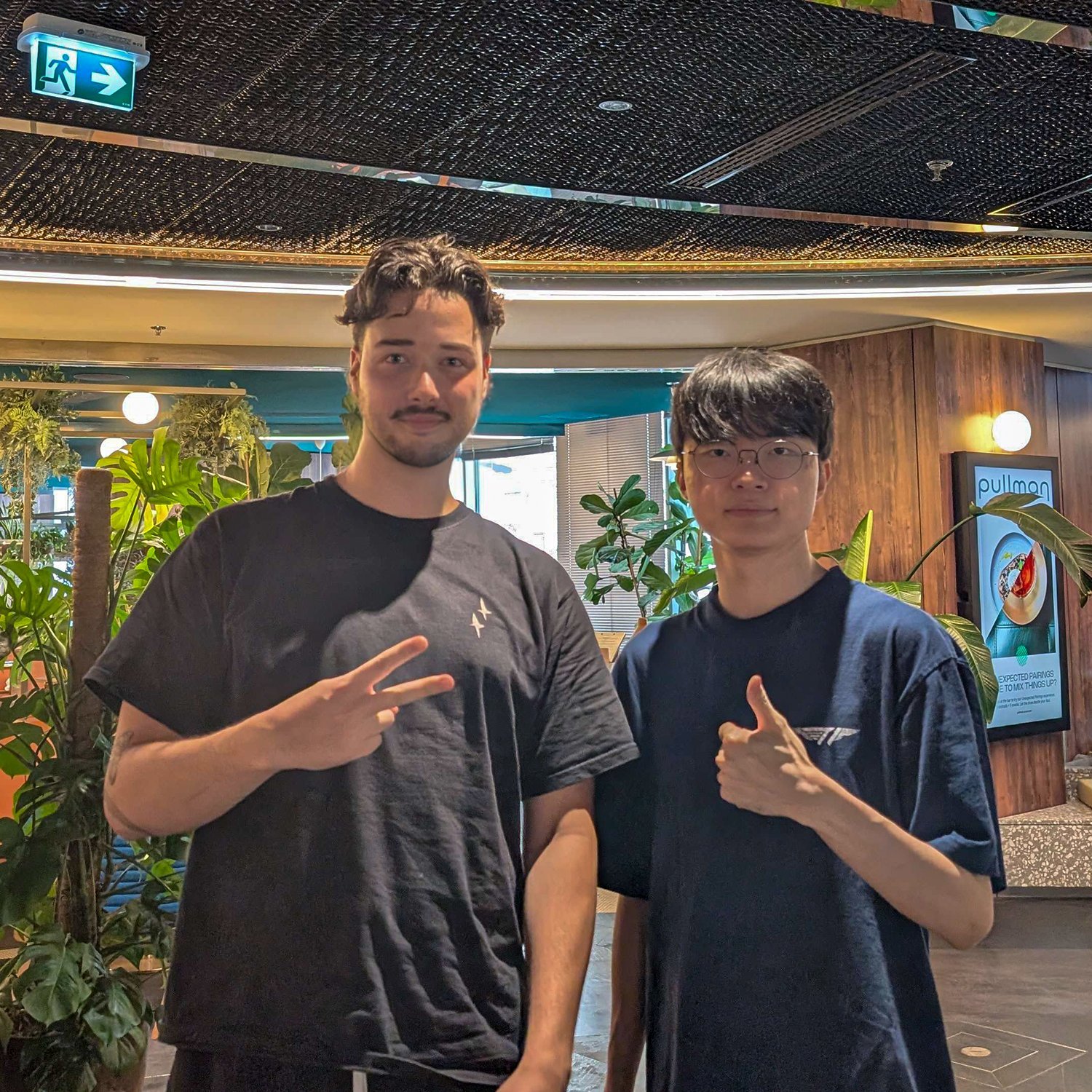 我以前从来没在电竞圈主动找人合影，今天实在忍不住了，哈哈。这么大的成就，甚至值得