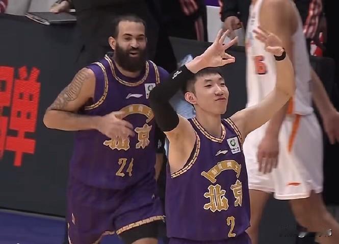 厉害！里勒谈廖三宁三分绝杀：

“这个三分太酷了。”

“帮助我们拿下这场关键胜