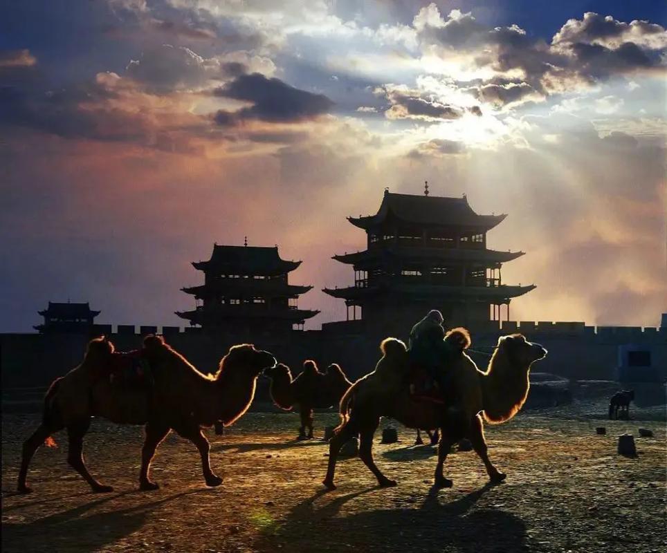 河西走廊是古丝绸之路的黄金枢纽，横跨数千年文明脉络，在国家稳定、民族交融、东西交