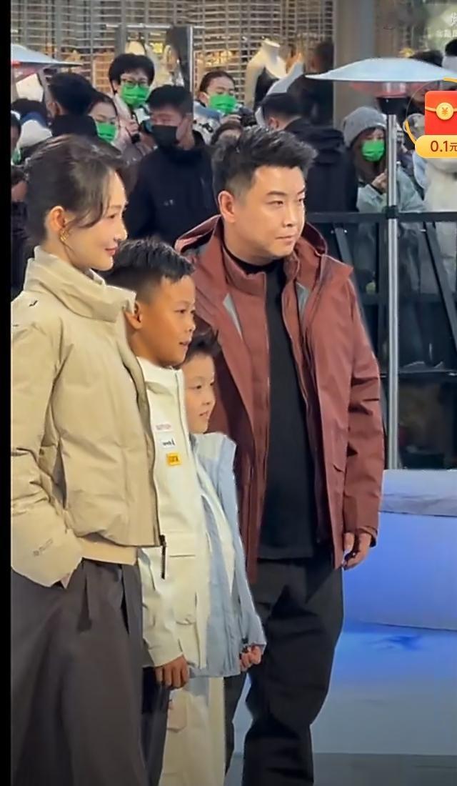 王皓指导一家四口出行被球迷们认出来了[赞][笑哭]！
今天，国乒教练王皓指导和漂