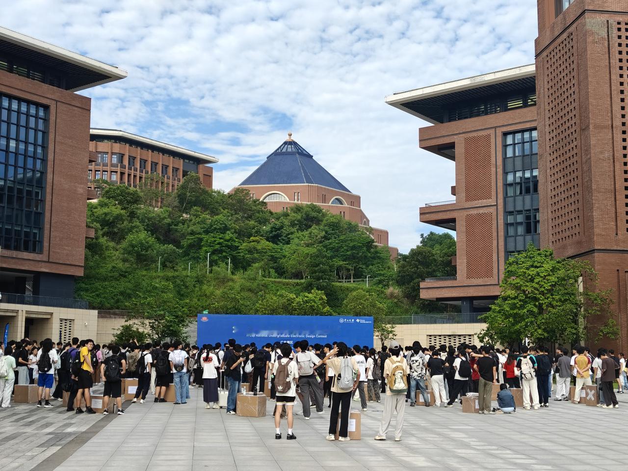 今日中山大学深圳校区有活动哦。
祝比赛顺利，旗开得胜，凯旋而归！