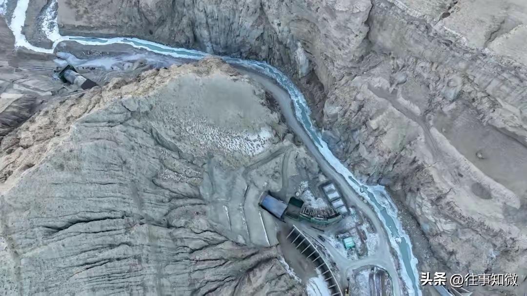 新疆建设兵团成功凿穿昆仑山支脉
成功把冰川融水引入灌溉区
看到现场工人们先是欢呼