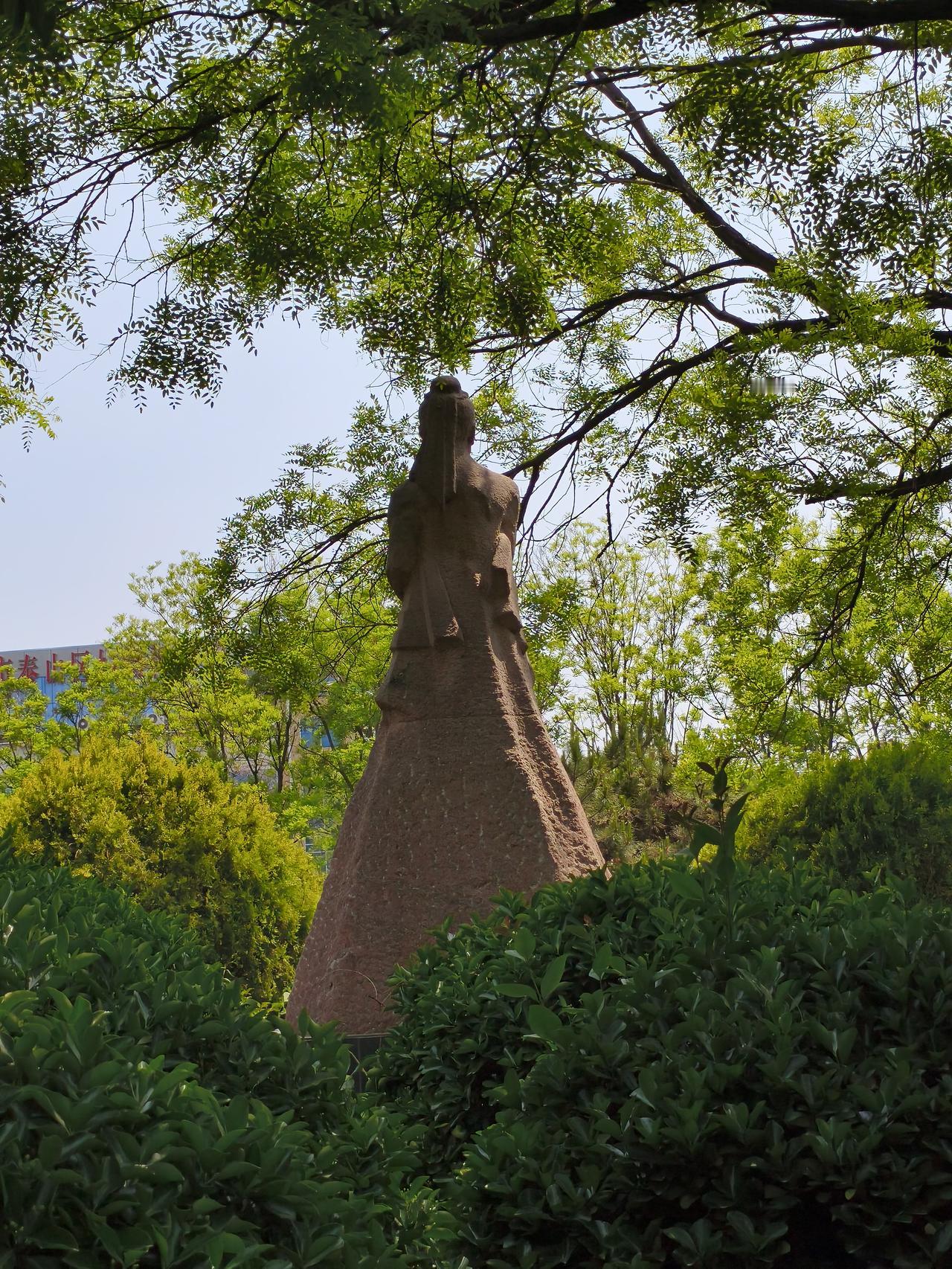 不看镜子，总觉得自己还年轻。
看着身边有的人，真的是老了，一打听年龄，与自己是同