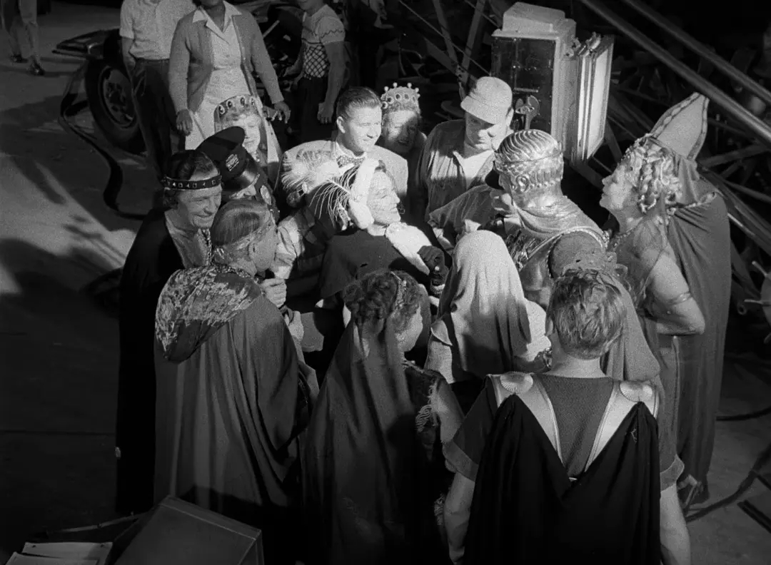 晚安🌙“整个地方似乎被一种逐渐蔓延的瘫痪所侵袭，与外界脱节，以慢动作般的方式逐