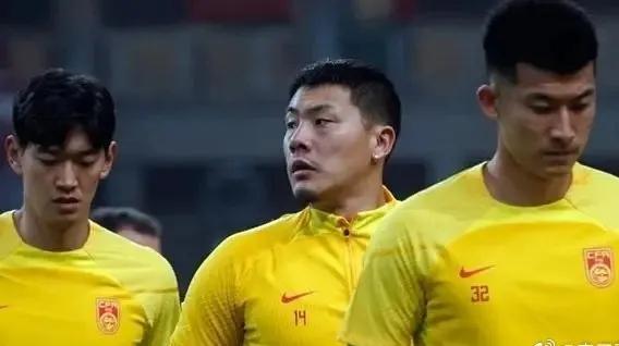 国足对阵新加坡，没有退路，哪有出路？球迷建议，调换这三人效果定不错。

1、撤下