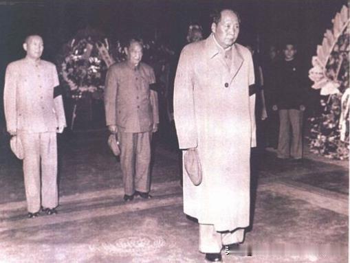 李济深逝世后，毛泽东等党和国家领导人前往吊唁。