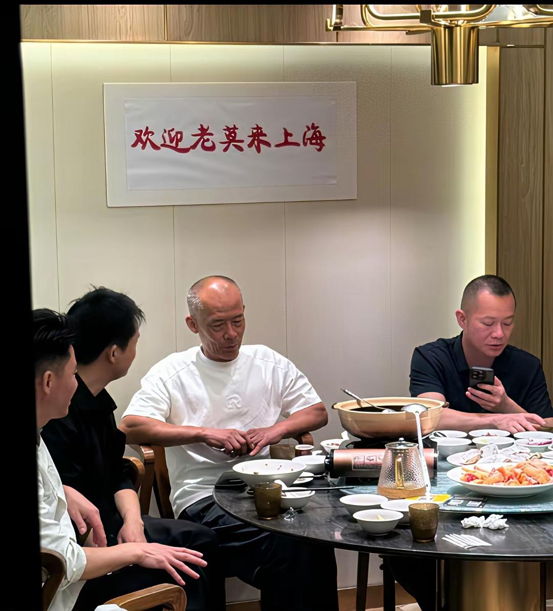 在上海街头撞见老莫，他边啃包子边苦笑：“差不多得了！

天刚亮，弄堂口就围满了人