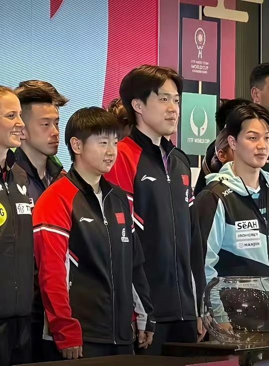国乒错位照甜翻网友，莎头同框氛围感拉满
 
一张国乒世界杯合影照片，因错位效果却