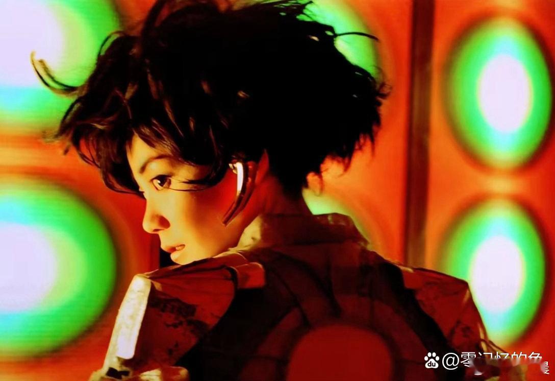年少时期的王菲颜值与气质并存，清冷独特，自带浑然天成的高级氛围感。 