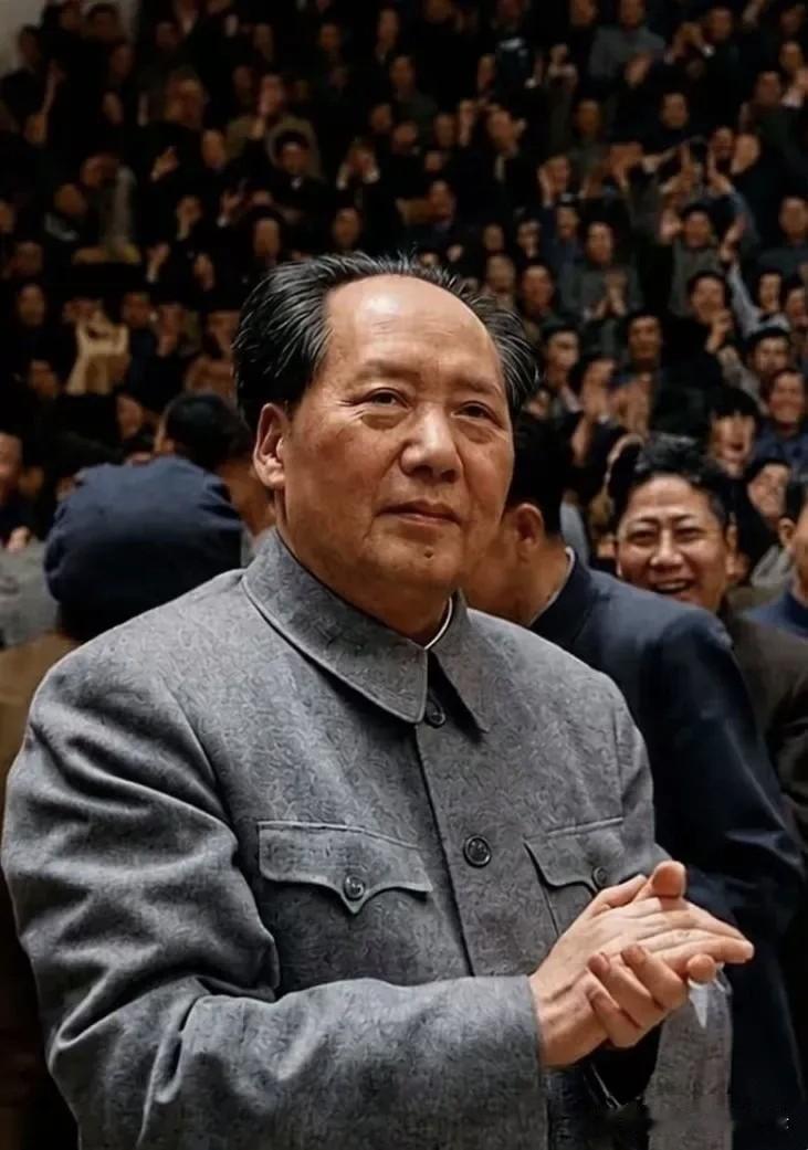 浴血解放，连夜筹备，才有了1949年天安门那场开国大典。先辈把黑暗挡在身后，把黎