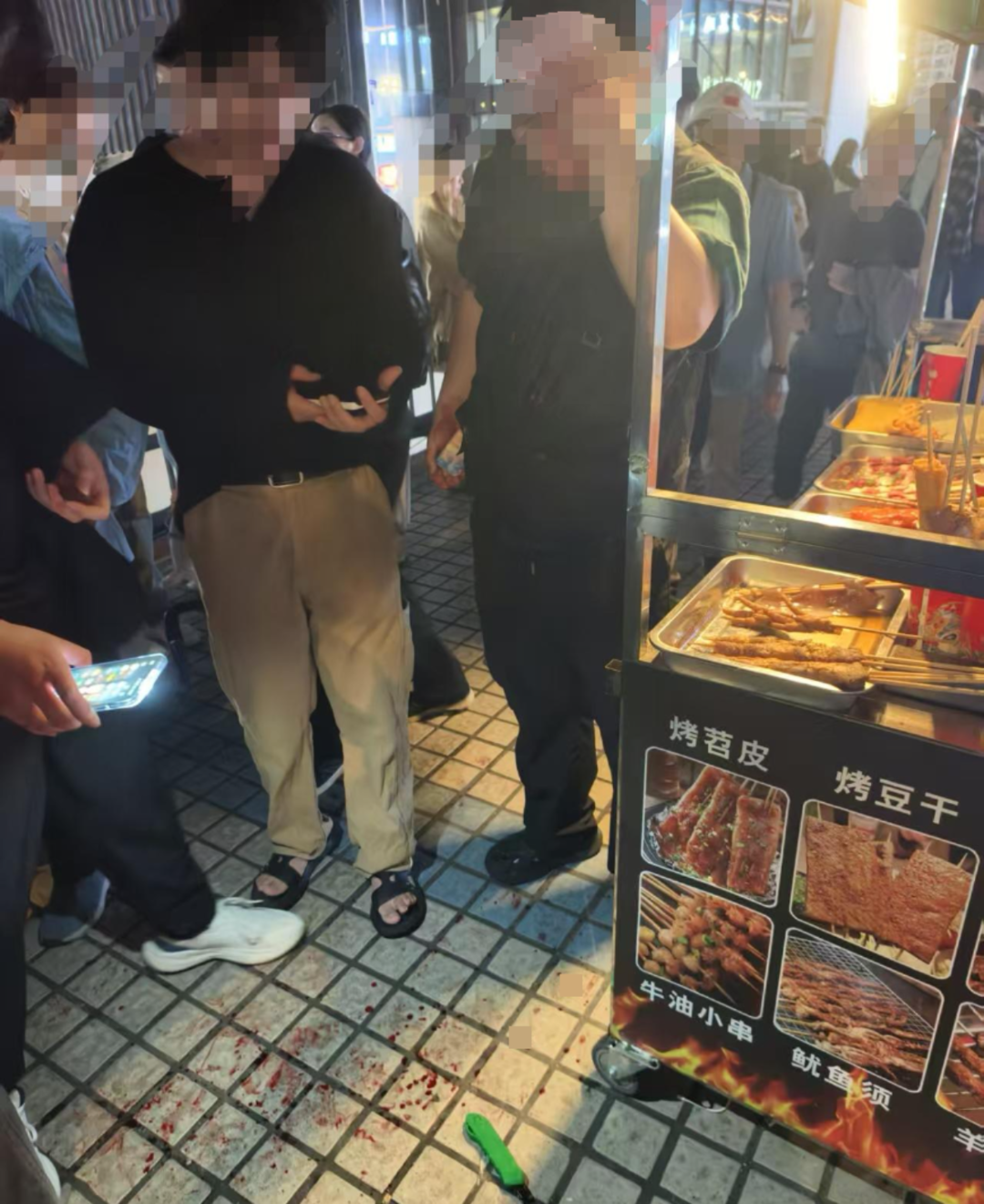 网红王扁在重庆摆摊卖烧烤被一男子袭击 目击者：肇事者已被民警抓获