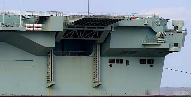 有人发问，076型两栖攻击舰在应急状况下能否当作航母使用？
答案是绝对可行！
0