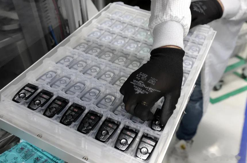 【经过一年的关税政策，汽车制造商仍然不愿将生产转移到美国】[关税胁迫，傻子才做赔