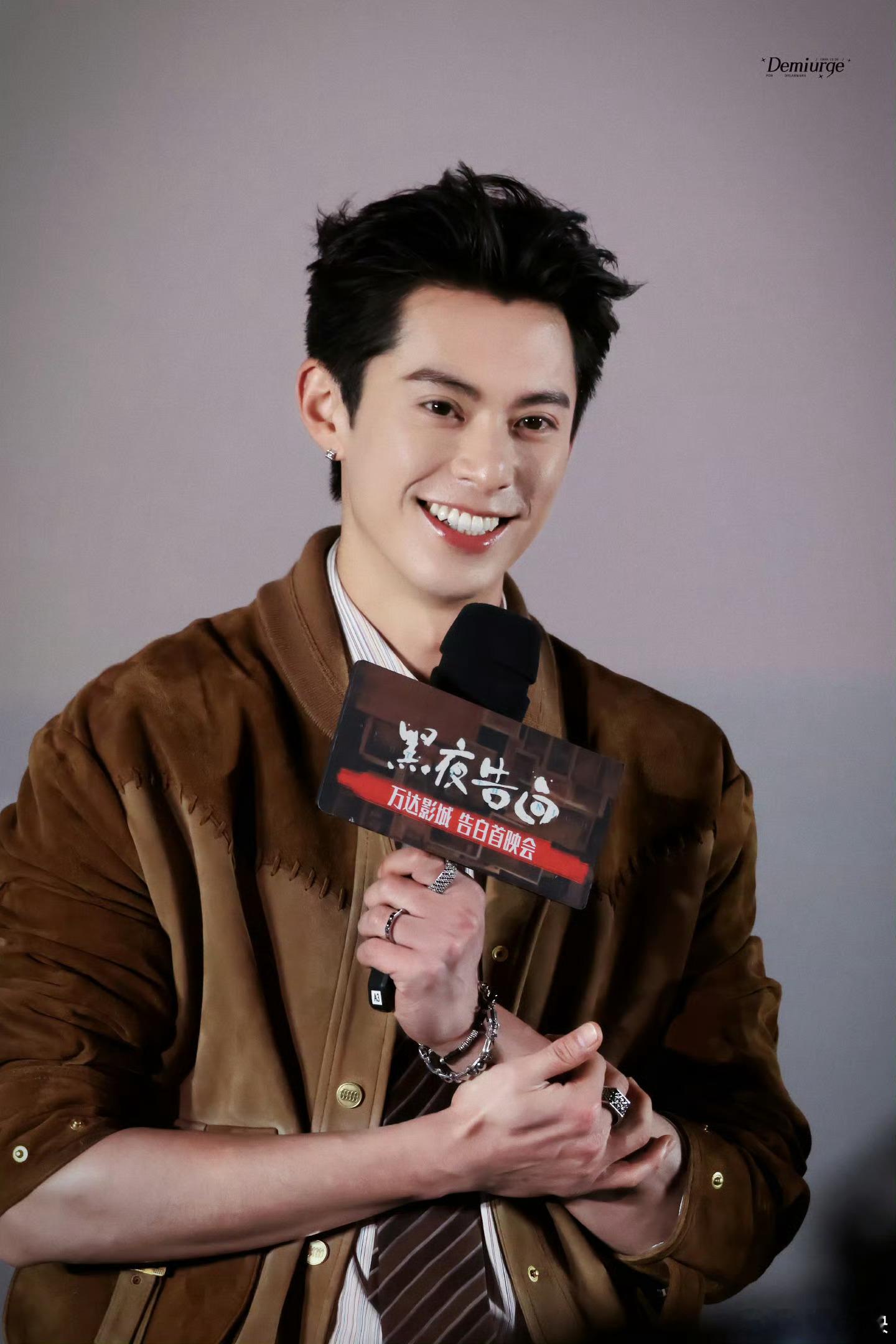 王鹤棣年纪轻轻演了一把年纪黑夜告白王鹤棣的角色塑造力太绝了，在剧中完美驾驭岁月跨