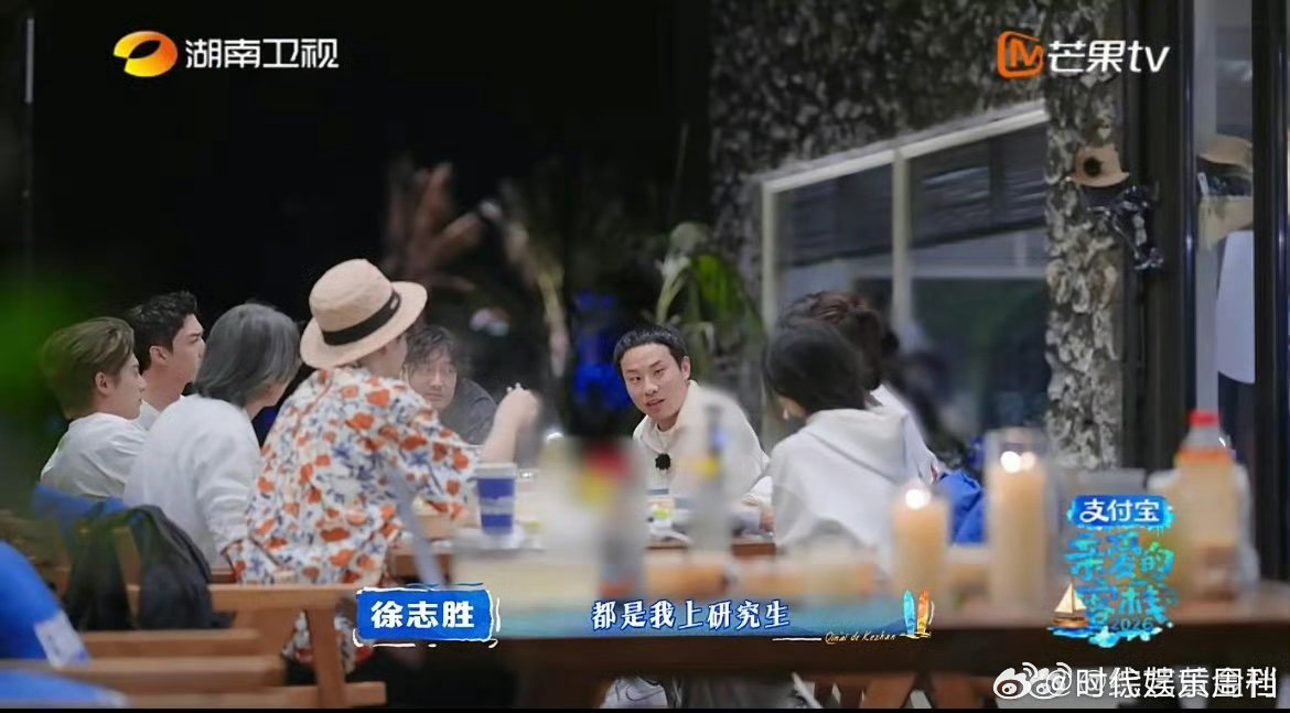 徐志胜说爸爸抱起来没那么高大了亲爱的客栈平凡的话语道出万千人心声，父亲用一生撑起