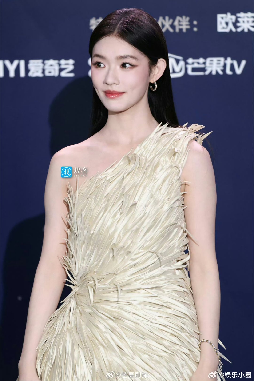 林允穿的裙子是用麦秆做的林允穿着用干麦秆做的裙子 麦秆做的裙子，寓意大卖吗，真是