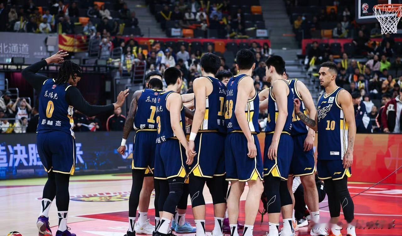 闹麻了！一个官方解说竟然说出这样的话！引发众怒！在昨晚广东男篮和深圳男篮的比赛中